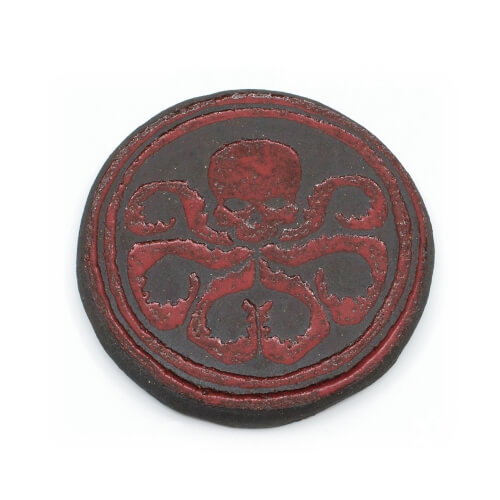 Handgemachte schwarze Fliese mit blutrotem Kraken Handgefertigte schwarze Wandplatte / Fliese mit blutrotem Kraken - Draufsicht